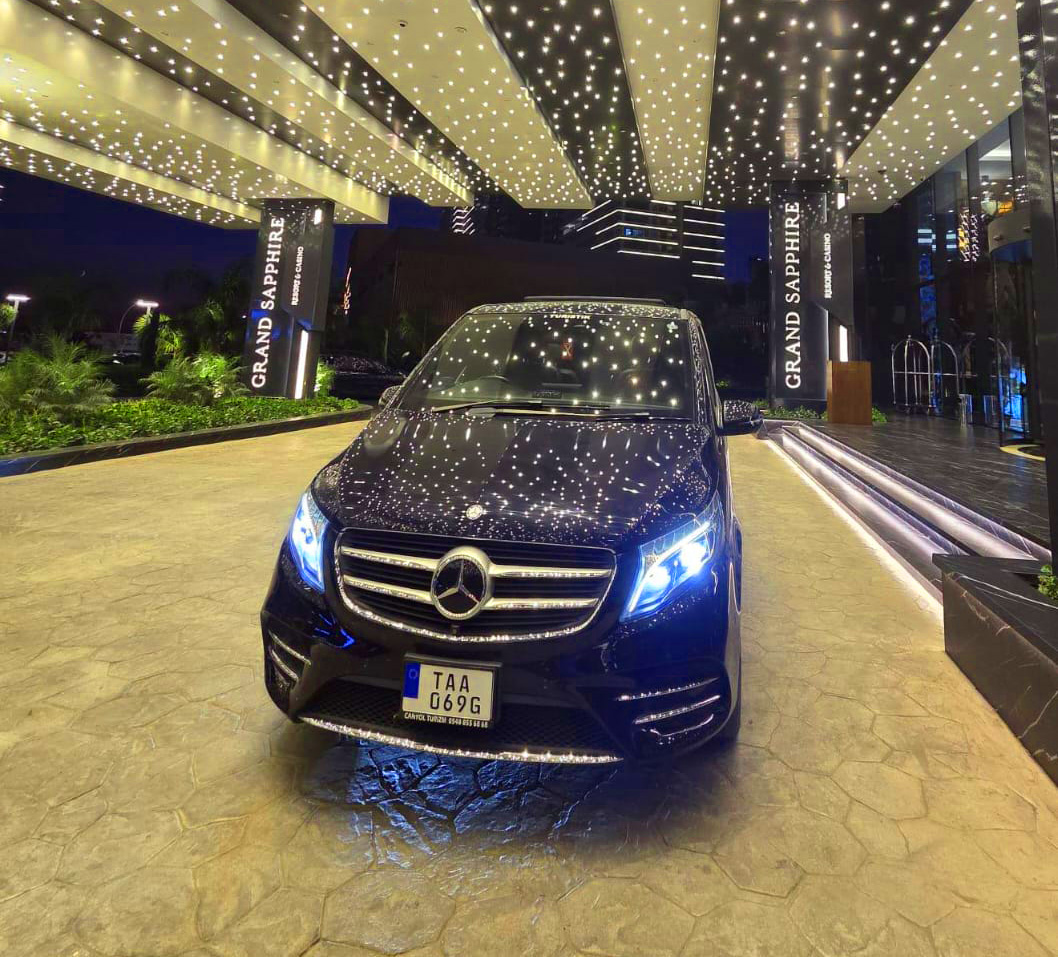 North Cyprus Transfers VIP Mercedes Vito, gece Grand Sapphire Resort & Casino girişinde