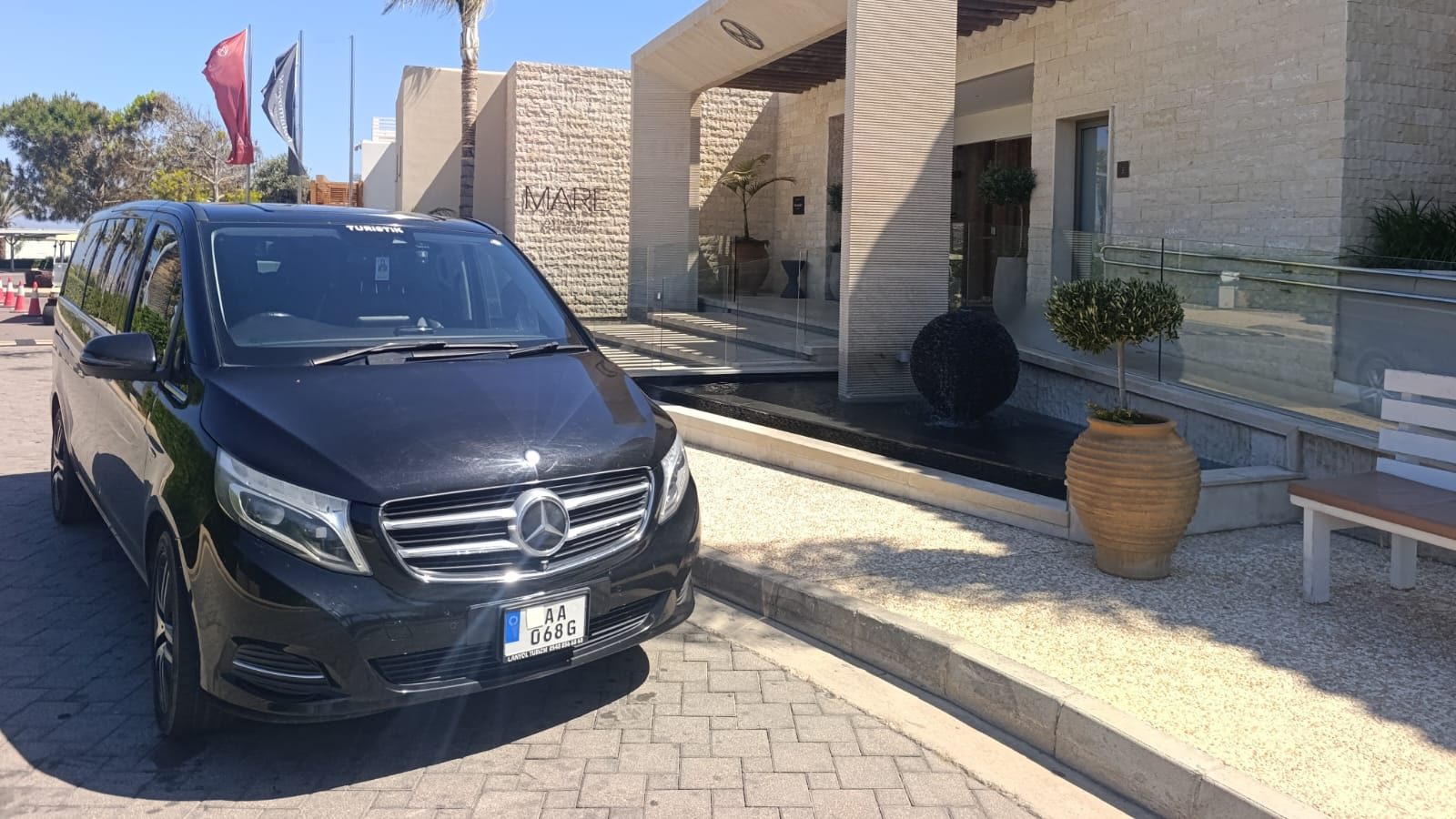 North Cyprus Transfers'ın Mercedes V-Class VIP Vito'su Kuzey Kıbrıs'ta bir otel girişinde beklerken