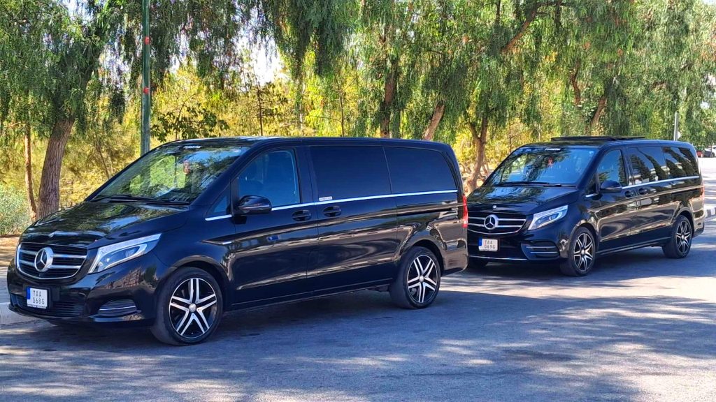 Yan yana park etmiş iki Mercedes VIP Vito'muz